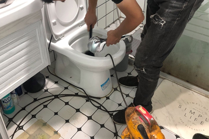 杞县马桶堵塞自己疏通还是找师傅?专业上门服务让你省时更省心